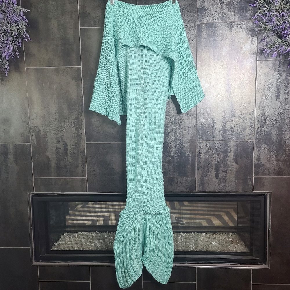 Merklet Aqua Mermaid Tail Blanket NWT